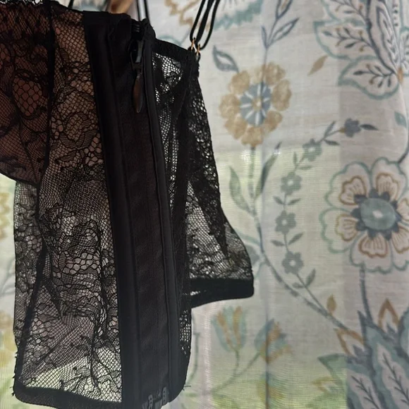 2 Victoria’s Secret sexy lace bustier corset bras 34B - Picture 10 of 13